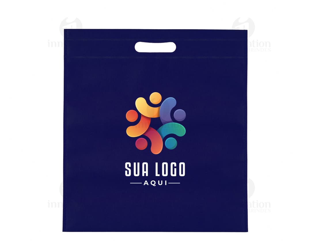 Sacola TNT sem alça termo selada em design 3D com símbolos de casa, mapa, papel e ícone de venda. Representação gráfica vazia de propriedade imobiliária, com espaço para escrever informações.