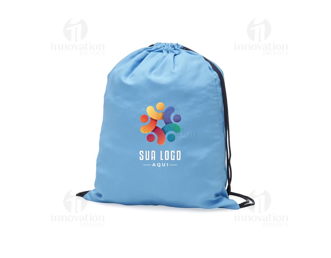 Mochila saco sublimática de microfibra em tom marrom vintage, com detalhes em couro e design retro. A imagem mostra o item em um fundo de papel envelhecido, transmitindo um ar de elegância e estilo.