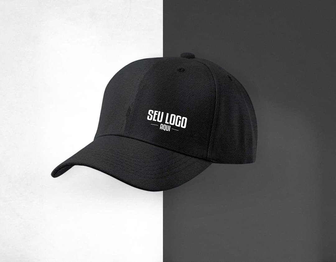 Boné amarelo de seis gomos com design esportivo, ideal para proteção contra o sol durante práticas esportivas como tênis e futebol. O acessório esportivo é feito de material resistente e possui um símbolo na parte frontal. Ótima opção de acessório esportivo para uso durante competições ou lazer ao ar livre.