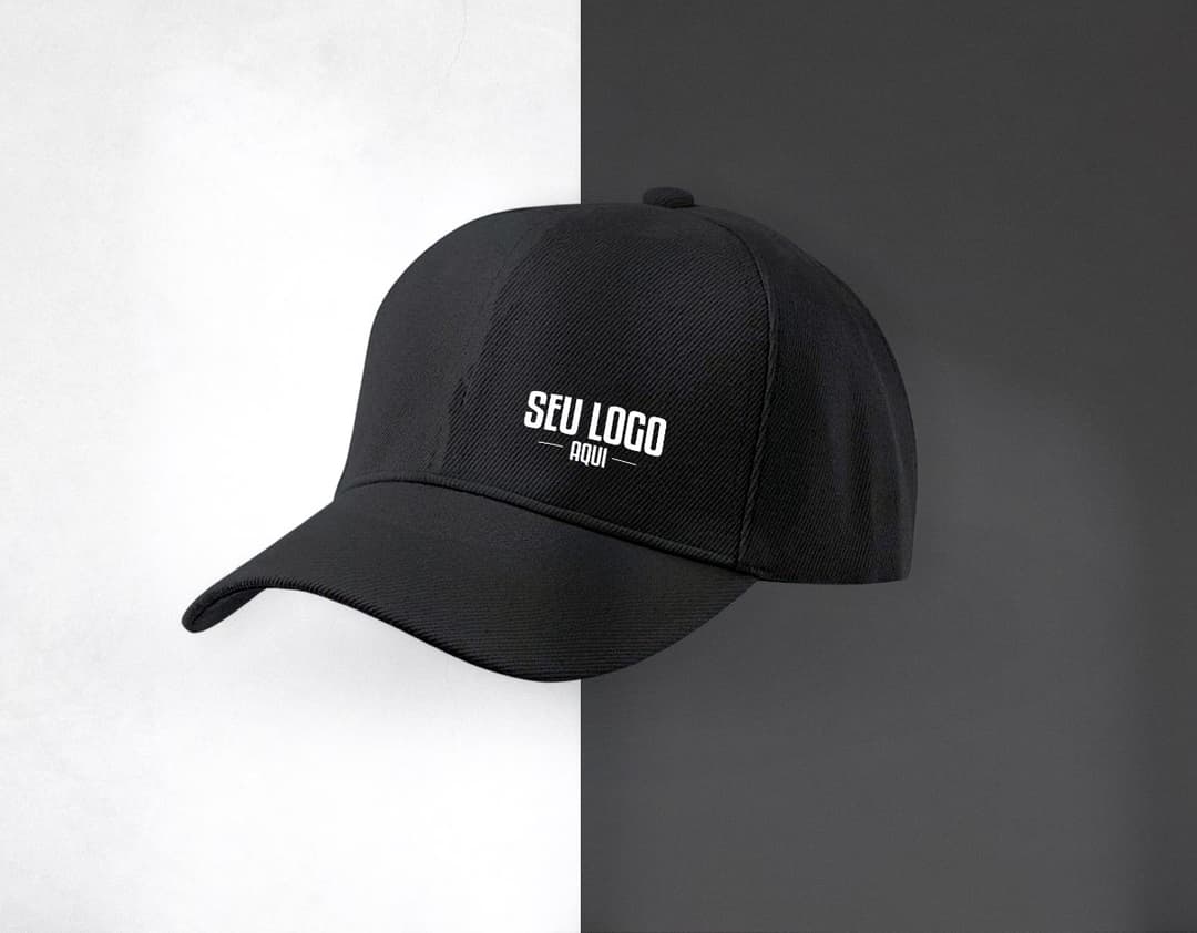 Boné 6 gomos Tradicional Brim preto com detalhes em branco, feito em material resistente e confortável. Ideal para proteção contra o sol durante práticas esportivas, como futebol. Pode ser utilizado como acessório de moda casual.