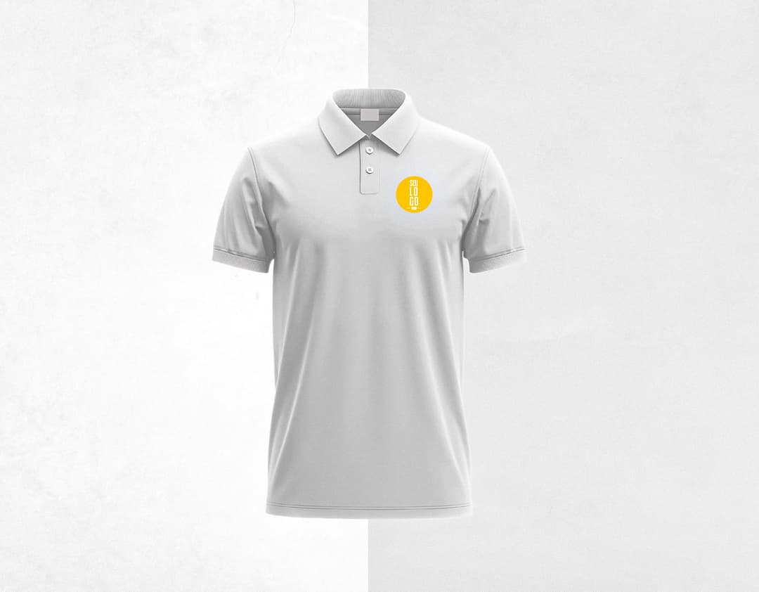 Camiseta Polo preta masculina, feita de algodão, ideal para um look casual e elegante. O modelo, um homem sorridente, está vestindo a camiseta de manga curta, com um estilo moderno e pronto para qualquer ocasião.
