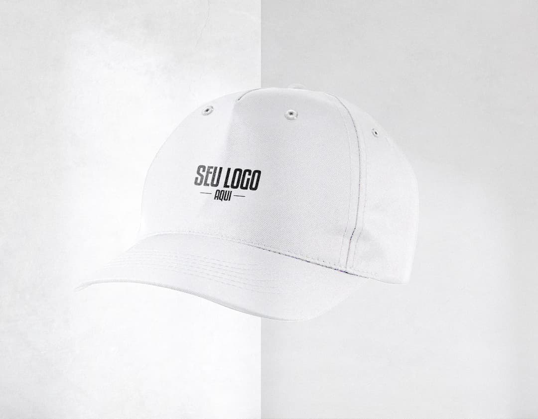 Boné Americano Plus amarelo e preto, com design moderno e símbolos de sucesso. Feito de papel e 3D, oferece proteção e estilo em dia ensolarado. Ideal para negócios e moda, o boné vem em caixa e envelope, com detalhes de close-up e decoração fashion.