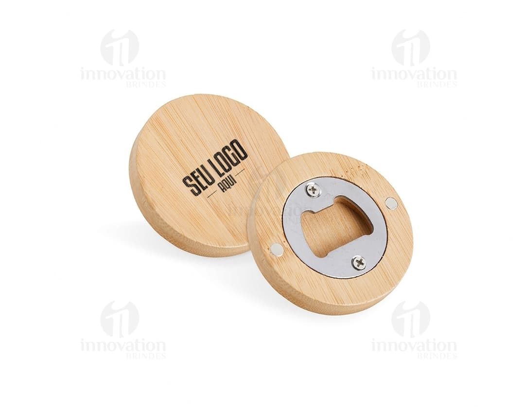 Desenho de um ícone de abridor de garrafa de bambu, no formato de um porquinho fofo e simpático. O desenho é colorido, com tons de marrom, amarelo e dourado, e tem detalhes de um laço de fita decorativa. O abridor de garrafa tem um design circular, com elementos artísticos e detalhes de comida, como um bolo e frutas. A imagem é divertida e atraente, com um sorriso no rosto do porquinho e olhos expressivos. É uma representação 3D de um produto de cozinha e decoração, perfeito para ocasiões especiais e para presentear.