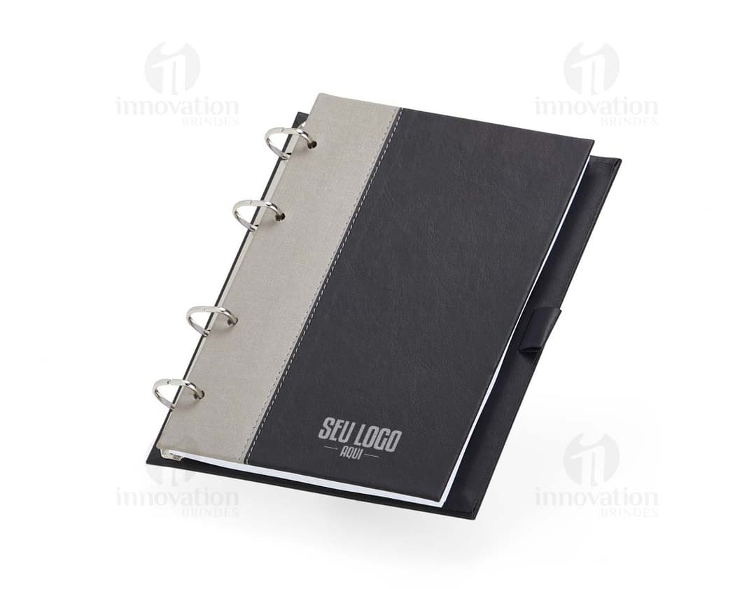 Caderno Fichário de Couro Sintético com capa protetora, folhas em branco, design vintage em couro sintético marrom. Ideal para anotações pessoais, estudos e organização de documentos. Inclui espaço para cartões, dinheiro e caneta. Perfeito para uso em escritórios, escolas e trabalhos de estudo.