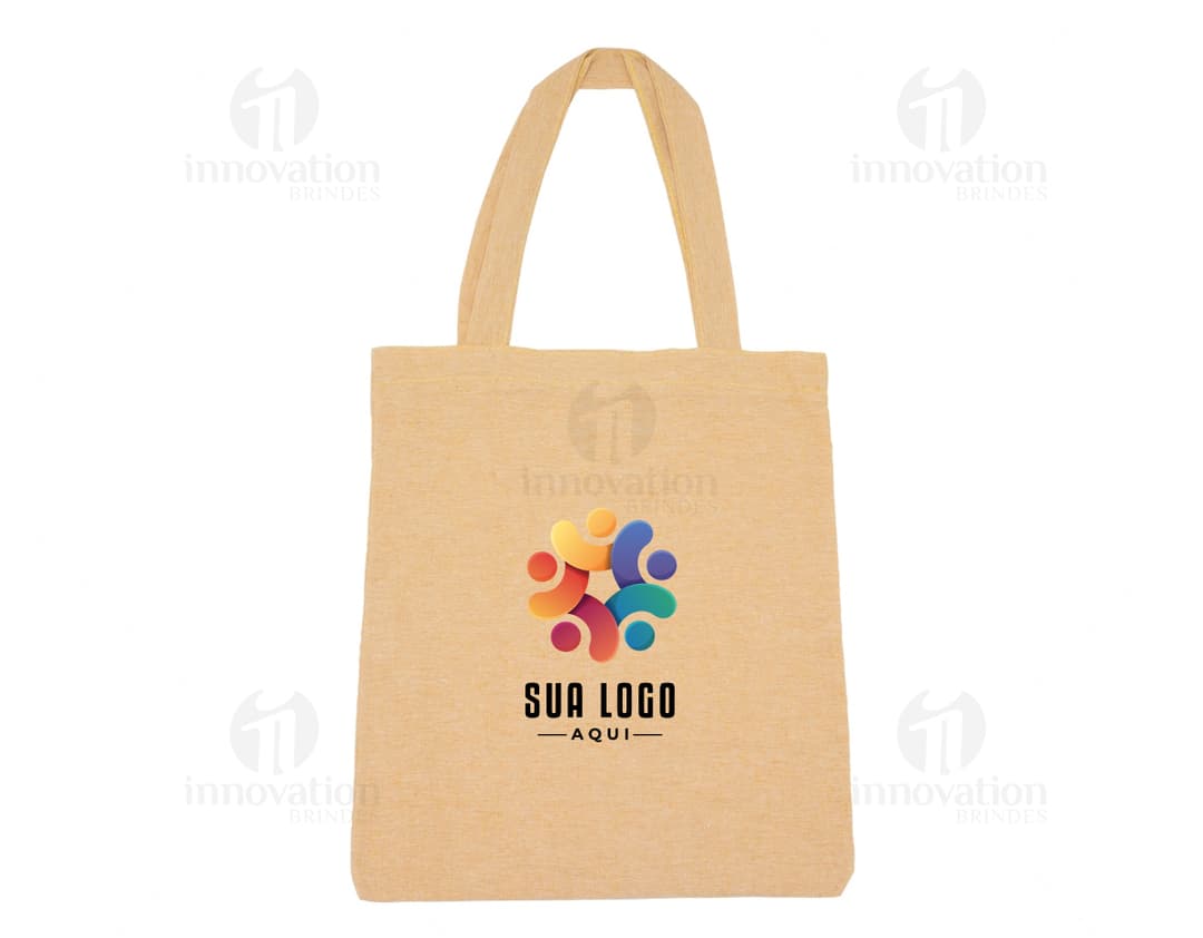 Sacolas de algodão marrom com alças internas em uma loja de moda feminina. Os sacos estão vazios e fechados com etiquetas de papel e fechos de segurança. O design inclui um símbolo de cadeado e etiquetas de preço. Ideal para embalar roupas, presentes ou mercadorias, proporcionando segurança e proteção aos itens contidos.