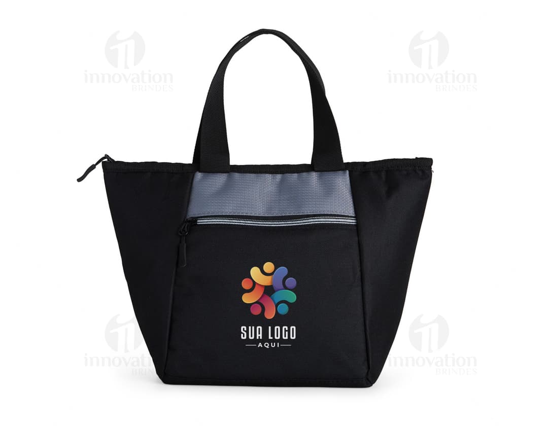 Bolsa térmica preta 7L com zíper, alças em couro e design moderno. Ideal para transporte de alimentos e bebidas mantendo a temperatura adequada. Acessório elegante e prático para compras, viagens ou passeios.