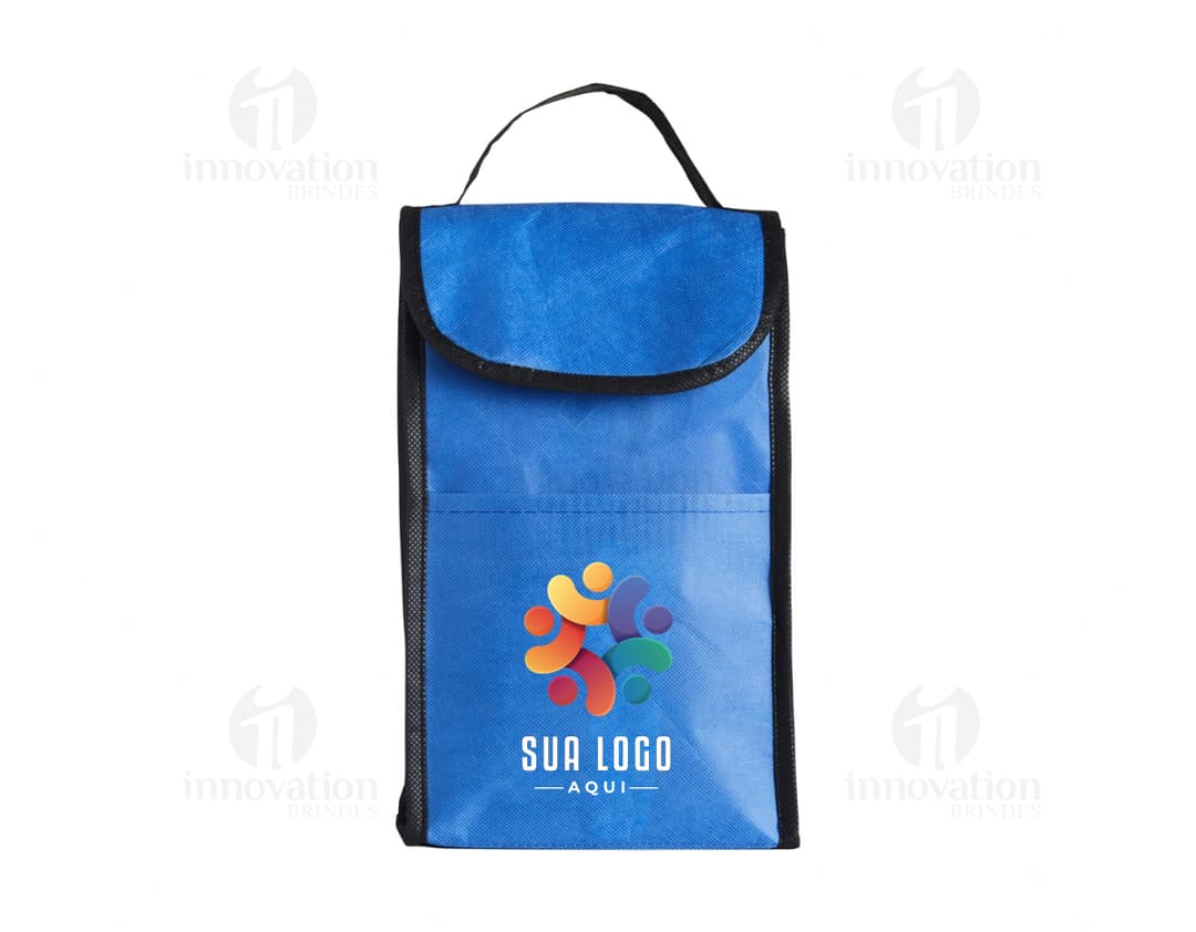 : "Bolsa térmica rPET 4L c/ bolso frontal em metal prateado e amarelo, com design eletrônico e um único botão amarelo, feito de plástico reciclado (rPET) e com um recipiente interno. Perfeito para compras, transporte de alimentos, ou como presente. Ideal para manter alimentos frescos ou quentes por várias horas."