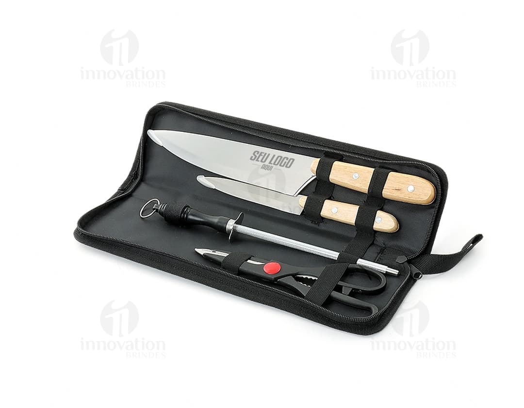 Kit churrasco 4 peças - O acessório ideal para os amantes de um bom churrasco! Este kit vem em uma case de couro, contendo faca, garfo, pegador e amolador de aço. Seu design elegante e funcional torna este kit um item indispensável para os momentos de lazer e confraternização. Prático, durável e de alta qualidade, este kit é o complemento perfeito para tornar seus churrascos ainda mais saborosos e bem-sucedidos. Garanta já o seu e impressione seus convidados com sua habilidade culinária!
