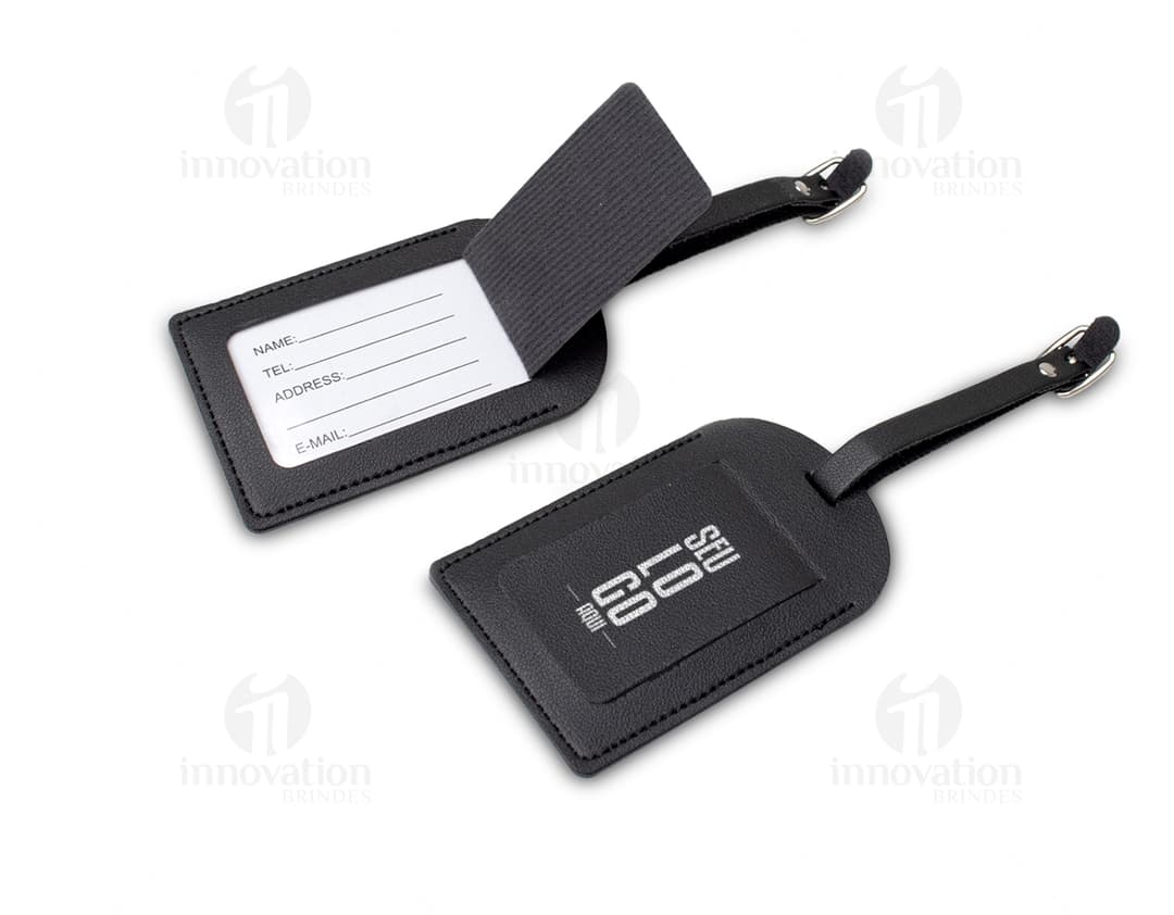 Tag identificado em couro sintético, preto e vazada para comunicação, conectada a um adaptador de radio em um sistema de comunicação. Aparelho eletrônico moderno, com cabo de metal, conectado a um computador via plug. Integrado a um microfone e com conexão de rede. Ideal para uso em escritório ou em casa, podendo ser utilizada como utensílio de trabalho.