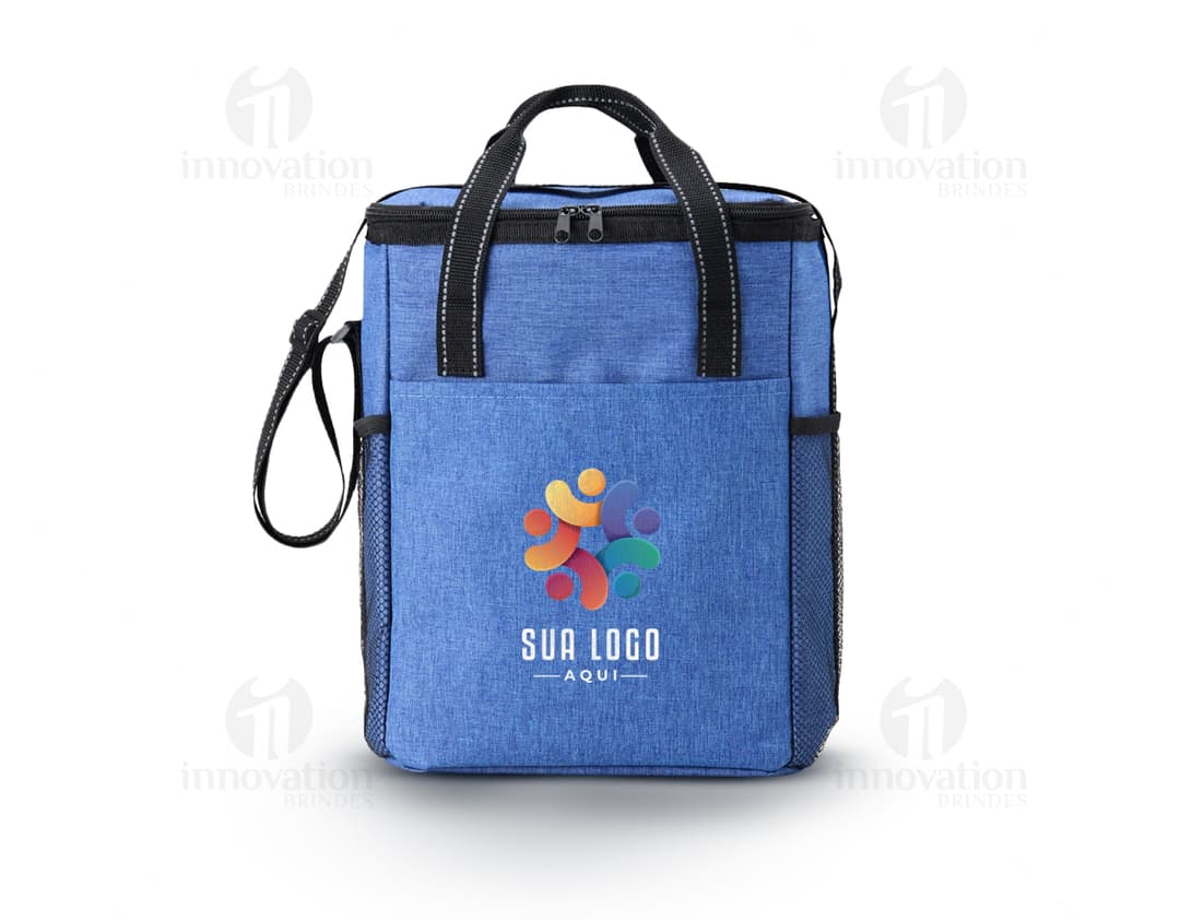 Bolsa térmica preta de couro com alça, ideal para viagens de negócios. Capacidade de 16L, fechamento em metal, moderna e elegante, perfeita para armazenar alimentos e bebidas.