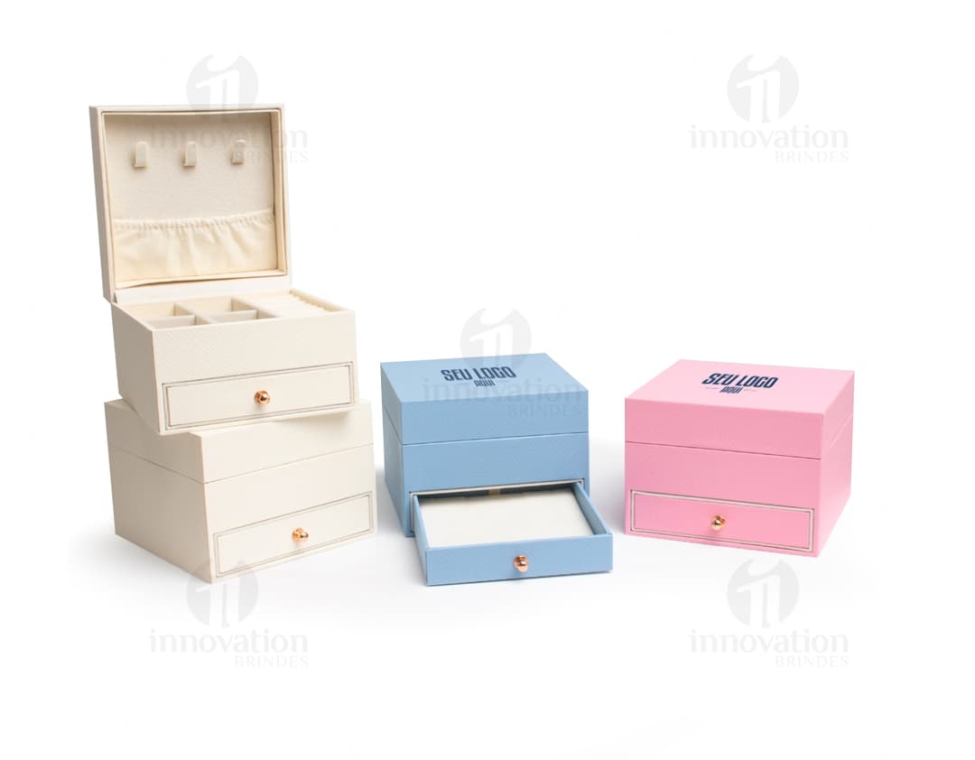 Porta joias com design sofisticado em formato de disquete, com espaço para armazenamento de memórias, notas e documentos. Em tons de marrom e amarelo, com elementos de papel e adesivos para organização. Perfeito para uso em escritórios e em casa.