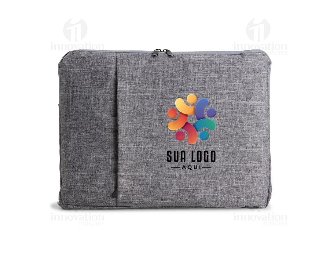 Pasta de couro marrom para tablet e notebook com fecho de metal, textura vintage e bolsos internos para armazenar documentos e cartões.