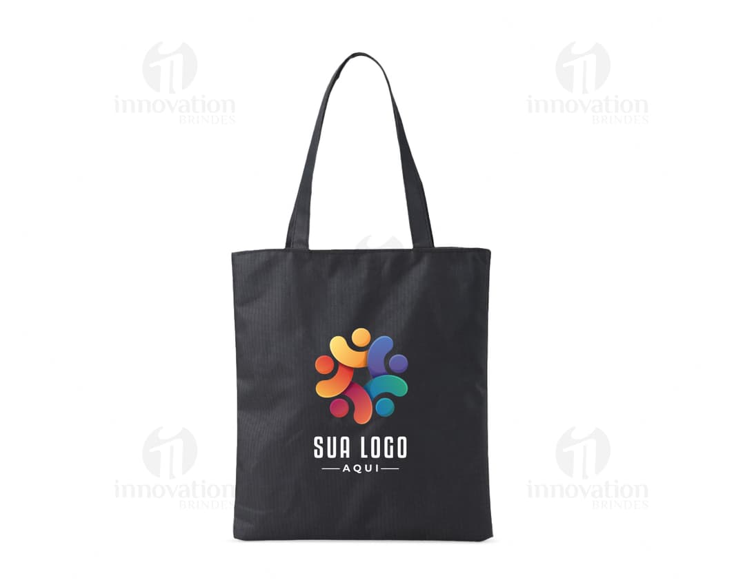 Sacola de nylon preta com zíper e alça, ideal para compras e armazenamento de objetos. Elegante e prática, perfeita para quem busca estilo e funcionalidade.