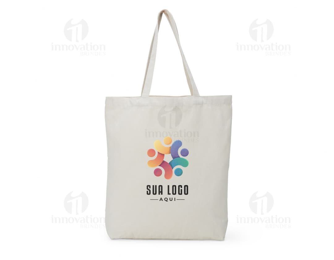 Sacola de algodão marrom com alças costuradas, objeto elegante e moderno para compras, presente ou transporte de objetos, ideal para uso em lojas, supermercados e atividades comerciais.