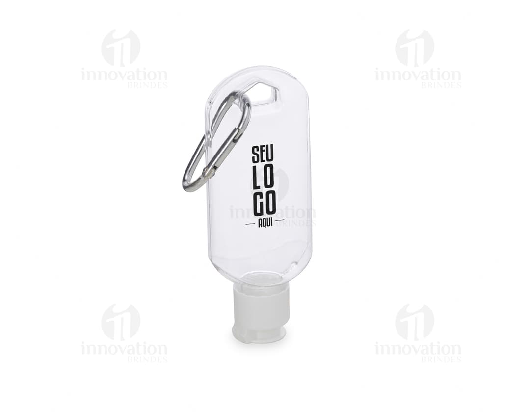 Frasco plástico 55ml com mosquetão sendo segurado por uma mão masculina, em um ambiente de escritório. A imagem mostra detalhes do frasco, como sua tampa e seu tamanho compacto, ideal para transporte.