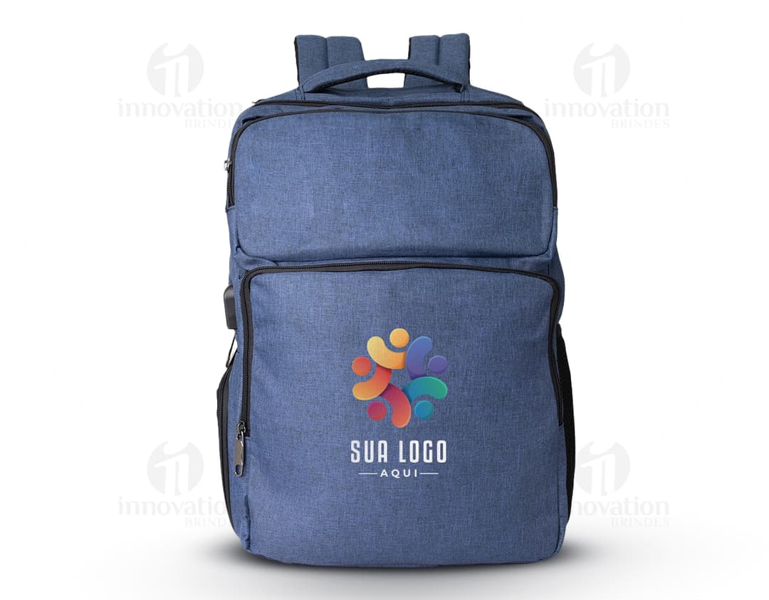 Mochila de Nylon preta de 29 litros, com alças de couro, zíperes, bolsos e alça de transporte. Produto moderno e elegante, ideal para viagens, trabalho ou passeios. Feita de nylon resistente, com detalhes em metal, possui um visual casual e prático, perfeito para qualquer ocasião.