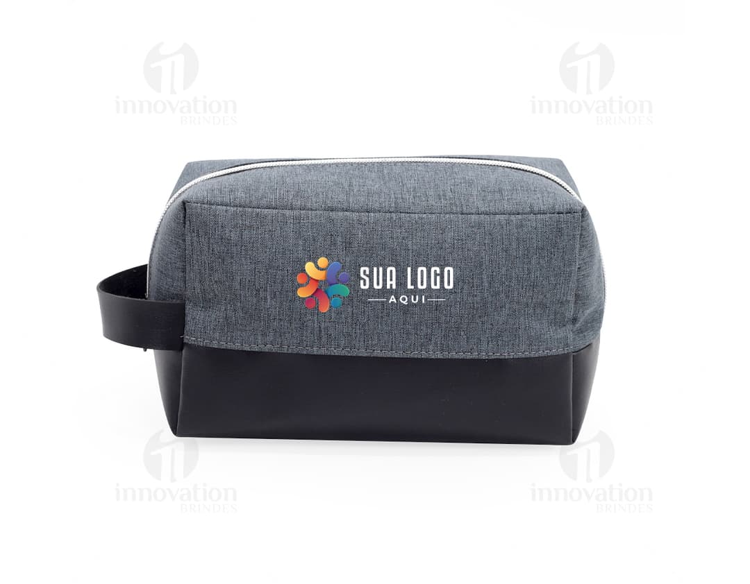 Nécessaire em nylon preto para armazenamento de objetos pessoais e acessórios de forma prática e segura. Ideal para viagens de negócios e uso diário. Adquira o seu agora e garanta organização e praticidade!