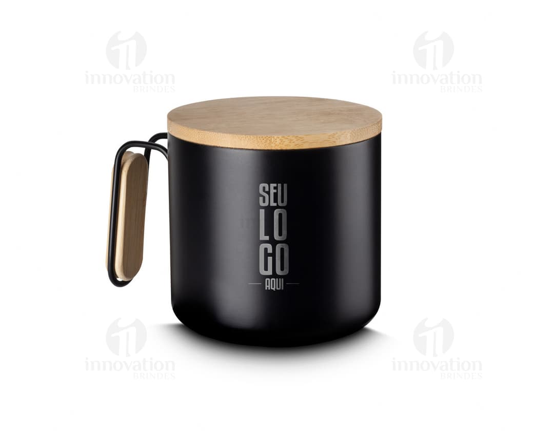 Caneca térmica de 380ml preta, feita de cerâmica, ideal para café, chá ou expresso. Perfeita para bebidas quentes, possui tampa e colher, proporcionando praticidade no uso. Ideal para relaxar e curtir uma bebida quente pela manhã ou durante o dia.