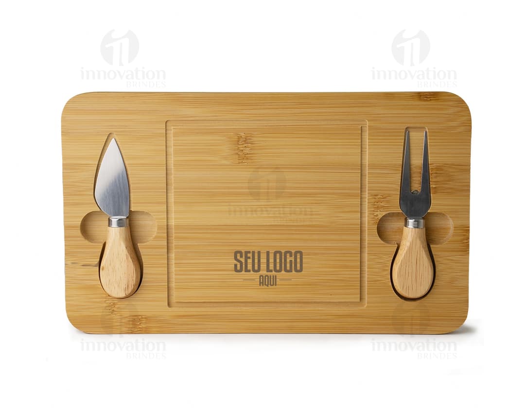 Kit de queijo 3 peças em aço inoxidável e madeira, perfeito para momentos em família. Utensílios de qualidade para sua cozinha, com design retrô e acabamento cromado. Ideal para amantes de queijos e vinhos. Adquira já o seu!
