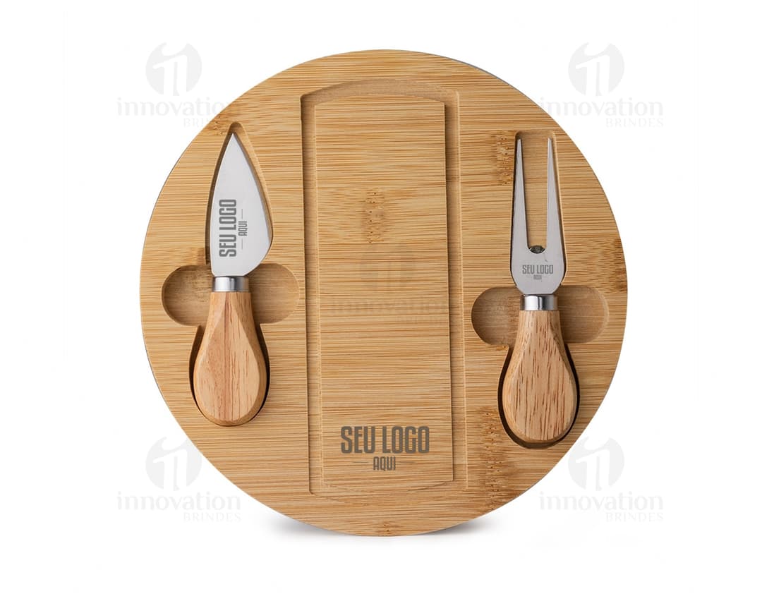 Kit Queijo 3 Peças: Embalado com estilo e qualidade, este conjunto é essencial para os amantes de queijo! Feito com madeira e couro marrom, é perfeito para qualquer ocasião. Tenha uma experiência única em suas refeições com este elegante e prático kit de queijo. Ideal para presentear ou para seu próprio uso. Garanta o seu agora!