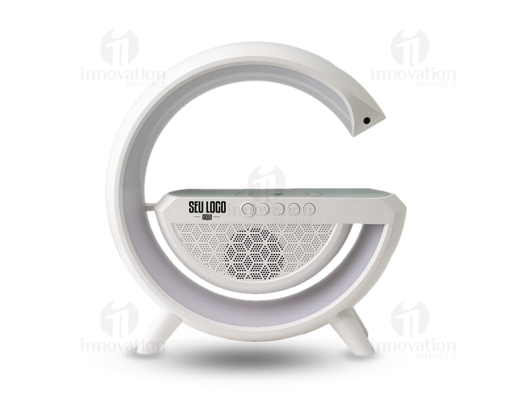 Caixa de som com carregador por indução é um aparelho metálico de alta tecnologia que conta com um design moderno e futurista. Possui acabamento em aço inoxidável, ícones de segurança como algemas e cadeado, além de elementos de justiça como balança e martelo. O dispositivo possui detalhes em ouro e prata, refletindo a ideia de riqueza e negócios. Inclui também uma combinação de letras e símbolos tipográficos, indicando um aspecto de digital e financeiro. O objeto é ideal para quem busca uma experiência de áudio premium, unindo tecnologia e elegância em um único produto.