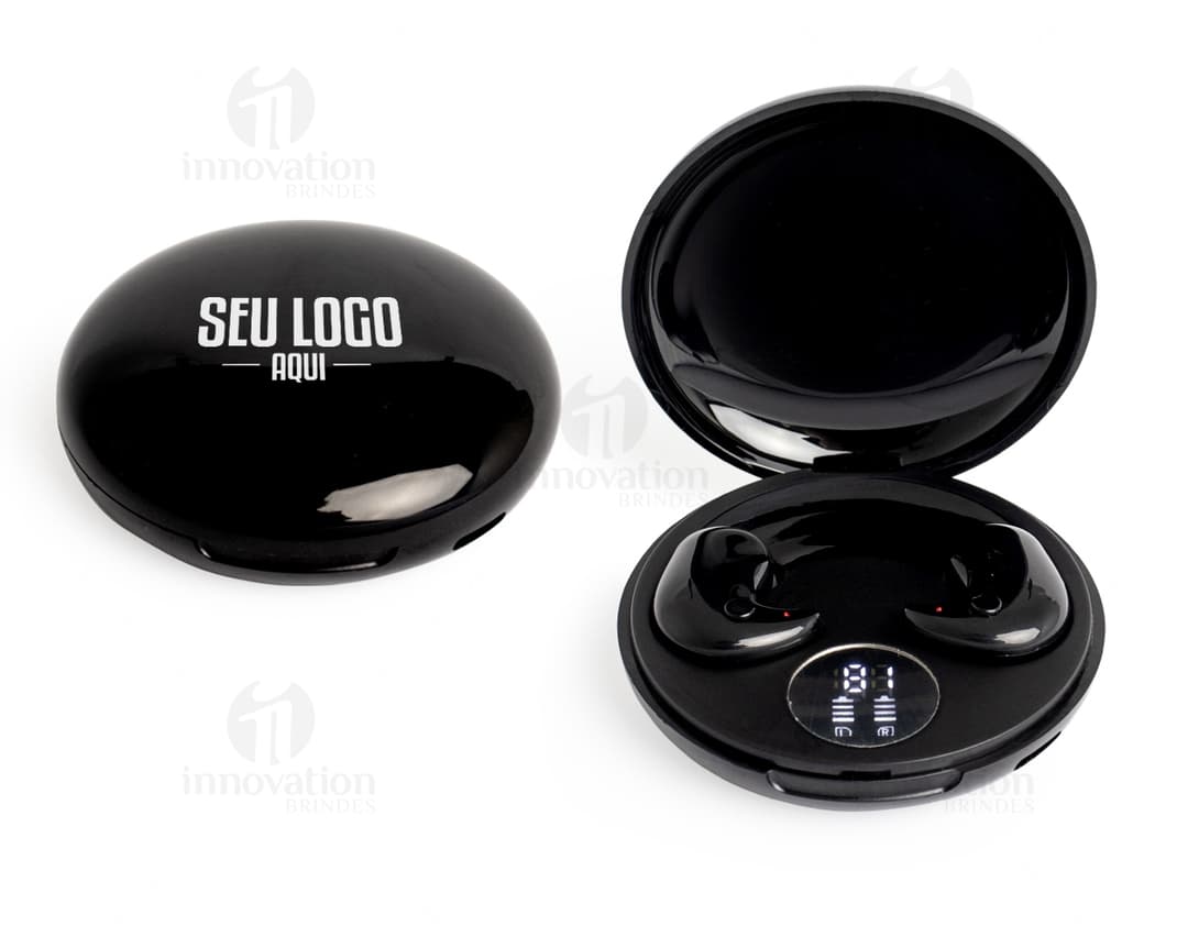 Fone bluetooth com case e display, design moderno em metal prateado e dourado com anéis brilhantes, conjunto de objetos tecnológicos e mecânicos, símbolo de negócios e romance, botões e símbolos em forma de círculo, dispositivo de alta tecnologia para casais casados, reflexo brilhante e sombras em close-up.