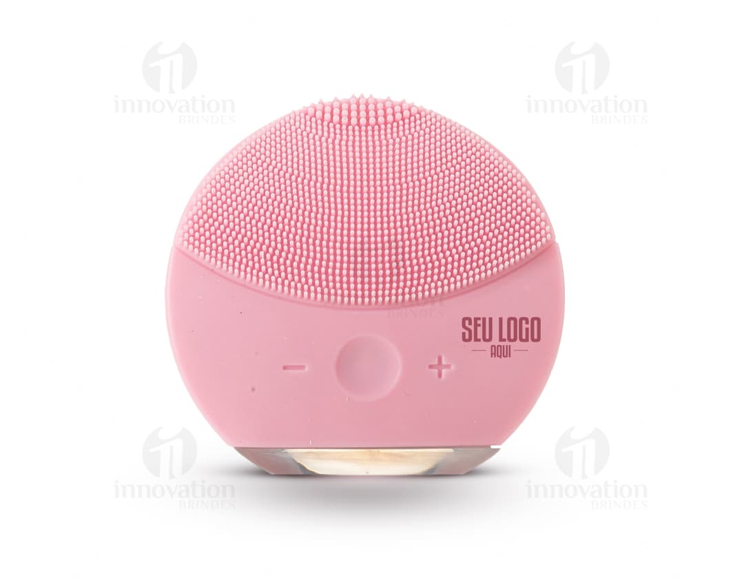 Massageador e Limpador Facial Elétrico em fundo preto, equipamento de tecnologia moderna com design eletrônico. O aparelho contém botões de controle, conexões para carregamento, e é um acessório profissional para cuidados com a pele.