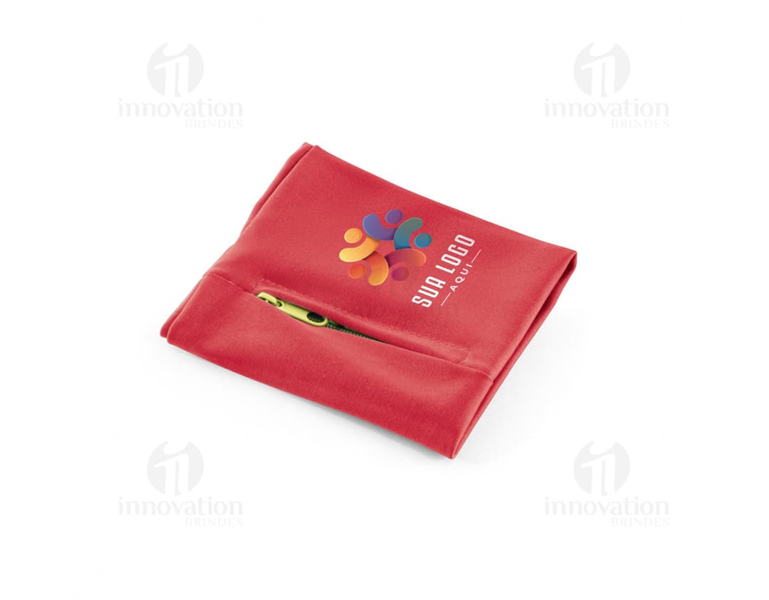 Homem de terno segurando um punho elástico com bolso zíper, mostrando um cartão de crédito.