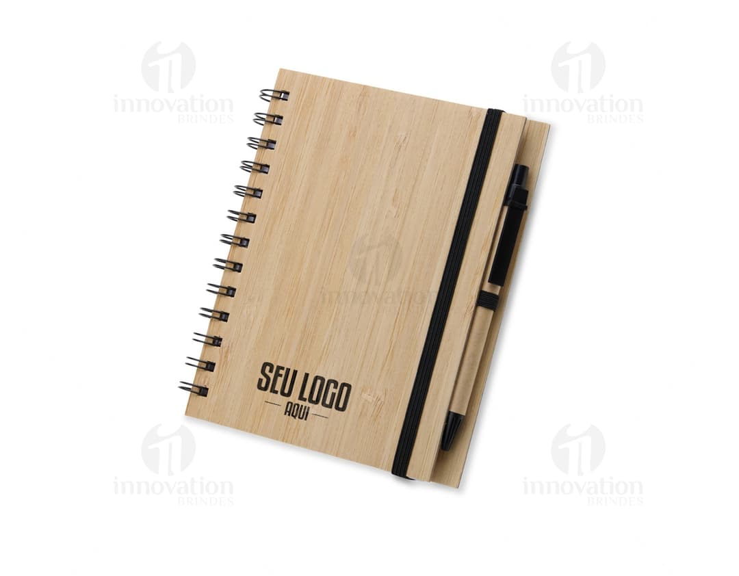 Caderneta em bambu com caneta - Perfeita para anotações de escritório e estudos. Feita em bambu, com design elegante e sustentável. Ideal para organizar suas tarefas e lembretes. Uma ótima opção de brinde corporativo. Adquira a sua!