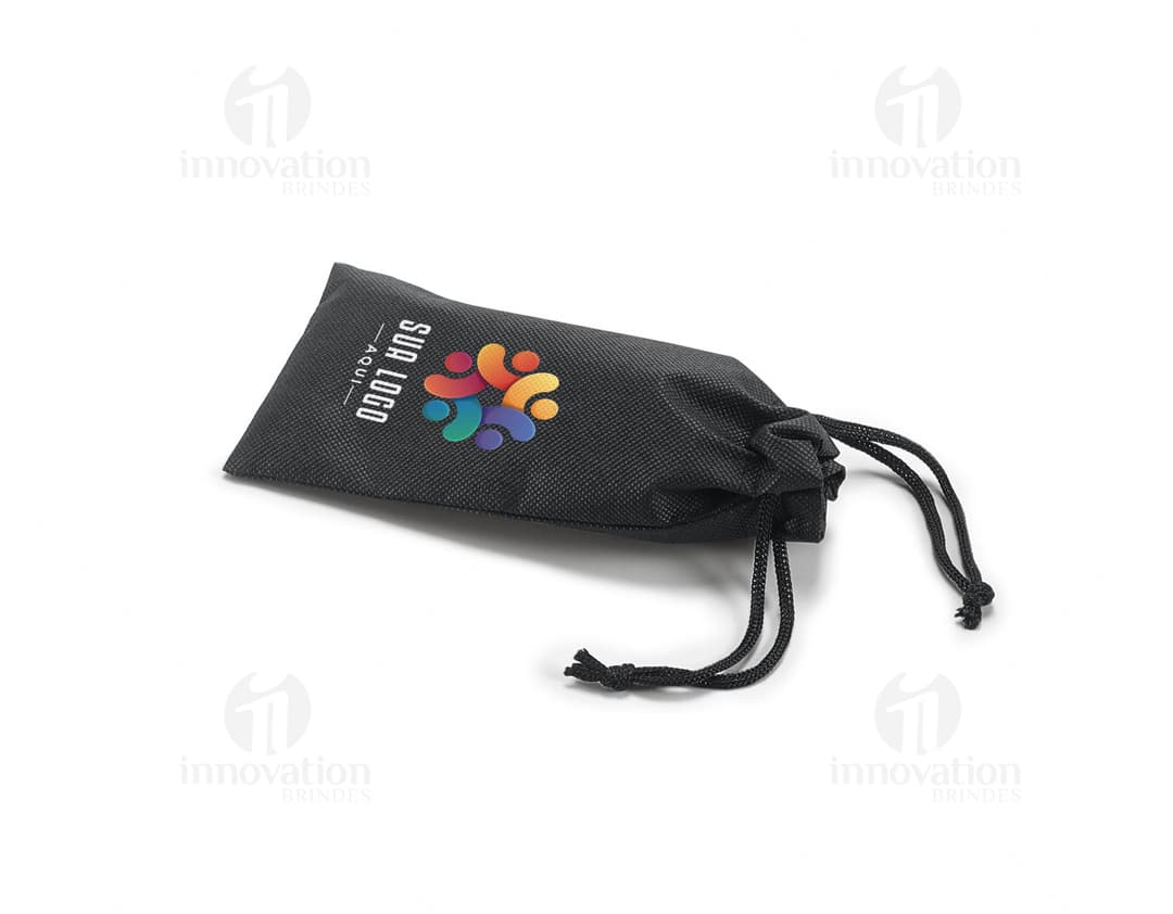 Bolsa para óculos preta de couro, com fecho de cordão e detalhes em metal. Contém etiqueta vazia e etiqueta de preço.