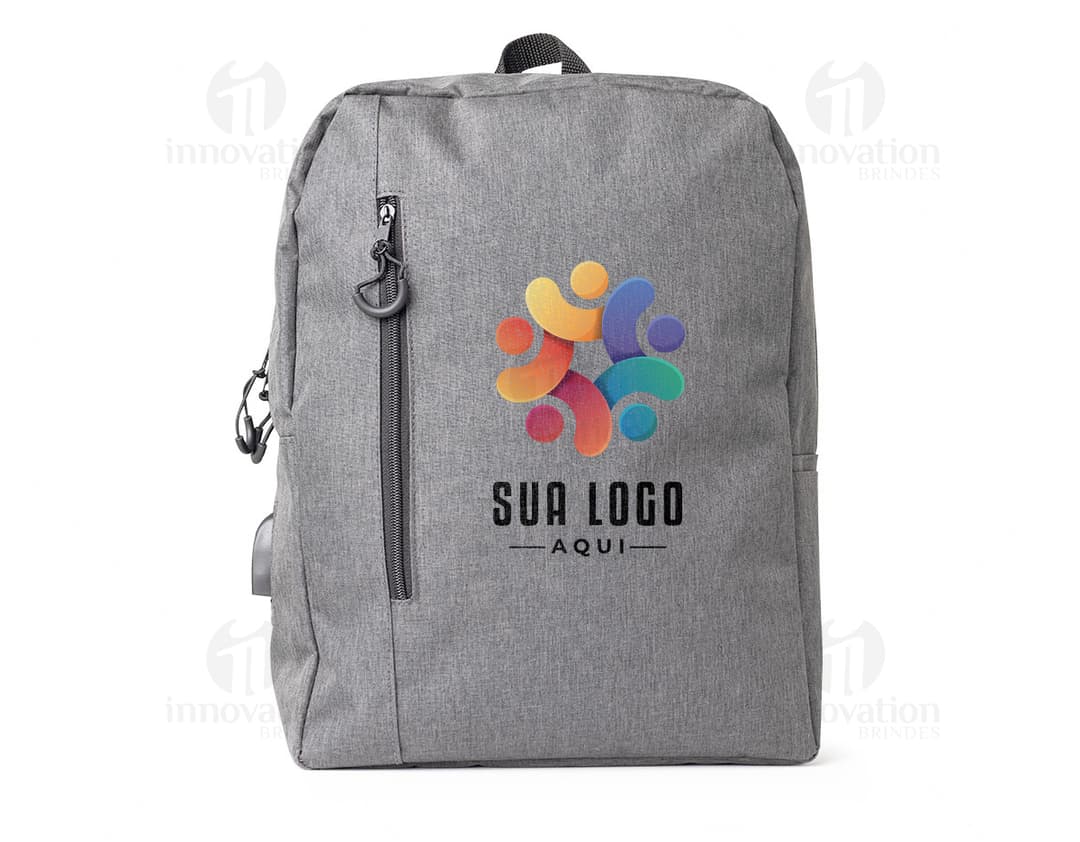 Mala de viagem executiva em couro marrom vintage para negócios e lazer. Ideal para armazenar roupas e acessórios com estilo e elegância. Compre já!