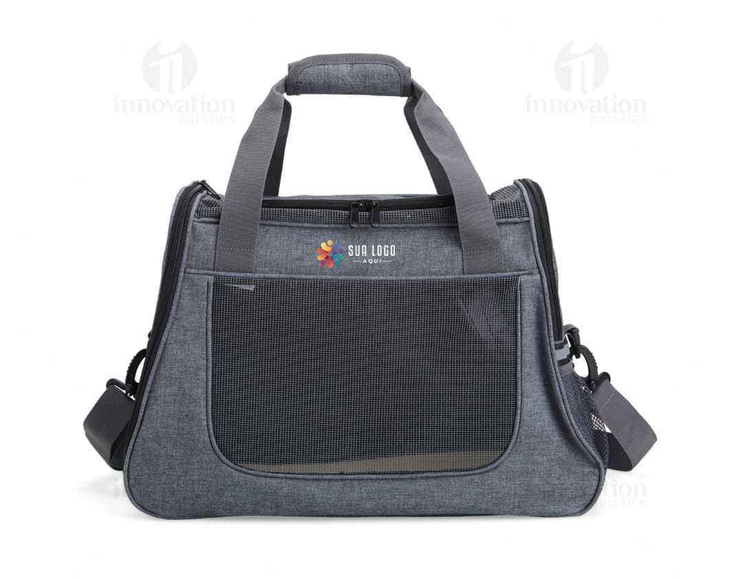 Bolsa em oxford para pets com bolso lateral, em cor marrom e fecho de zipper. Perfeita para transportar de forma segura e elegante os pertences do seu animal de estimação durante viagens ou passeios.