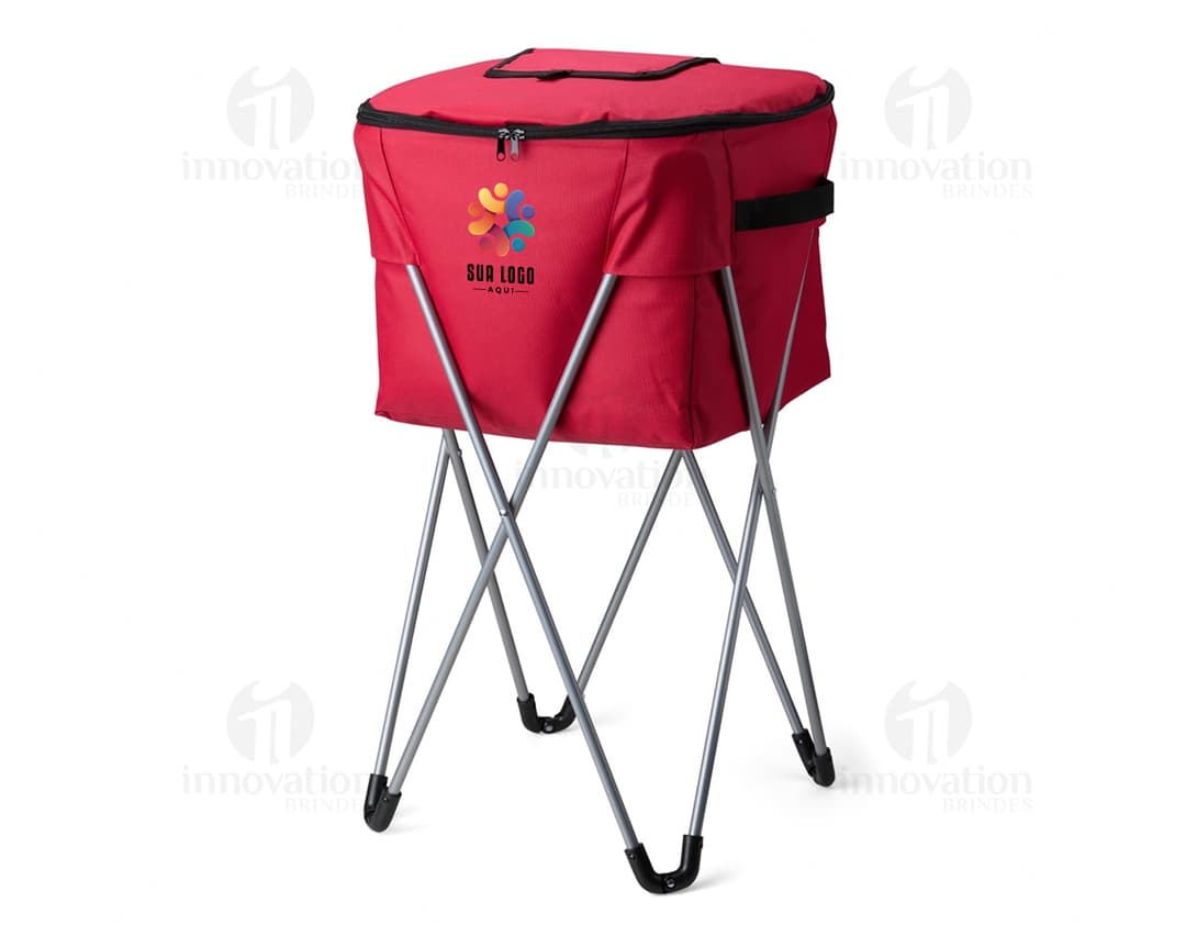 Cooler Térmico 62 Litros em forma de saco de dormir, com fita de seda decorativa em tons de rosa e laço elegante. Embalagem de presente com design romântico e simbolo do amor, perfeita para comemorações especiais e temporadas de férias. Fabricado em material de alta qualidade, o cooler é ideal para manter alimentos e bebidas geladas por mais tempo.