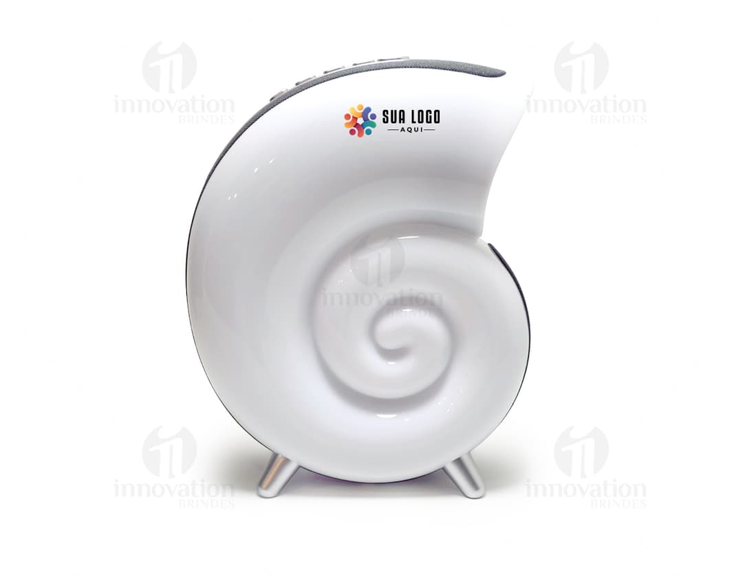 Bola de futebol com sistema de segurança e equipamento de ressonância magnética computadorizada, representando o esporte e a competição.