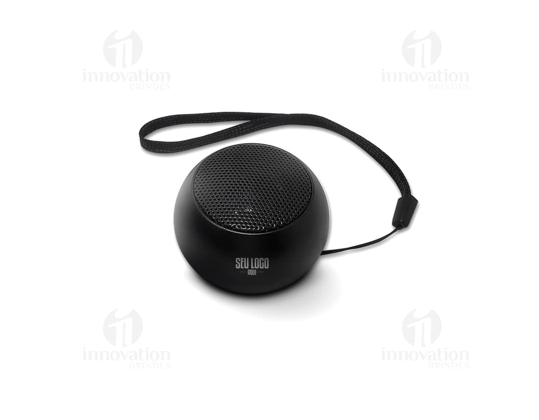 Microfone de estúdio preto com fone de ouvido prateado, fios de metal e plugue.