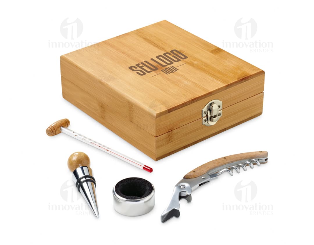 Conjunto de madeira e metal para vinho em embalagem de papelão.