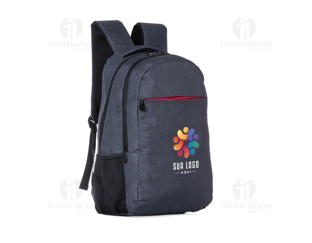 Mochila em poliéster preta, ideal para viagens de negócios e lazer. Design moderno e elegante, com alça ajustável para maior conforto. Compartimento espaçoso com zíper para armazenamento seguro de pertences. Perfeita para quem busca praticidade e estilo. Adquira já a sua!