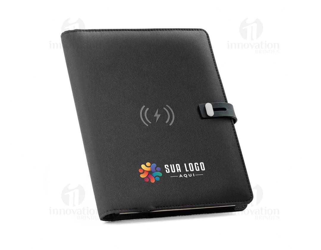 Pasta A5 em poliéster reciclado preta, ideal para armazenar dinheiro, documentos, objetos pessoais e tecnológicos. Possui compartimentos para guardar cartões, nota fiscal, crachá e outros pertences. Design moderno e resistente, perfeito para uso no escritório, reuniões de negócios ou no dia a dia.