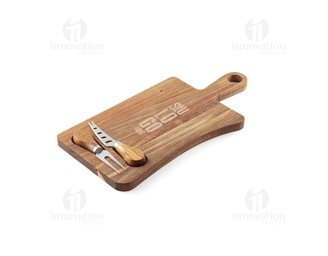 Tábua de queijos em madeira de acácia com faca e garfo de aço. Produto antigo, com detalhes em metal, incluindo uma trava e uma chave para segurança. Ideal para uso em casa ou no trabalho, possui um design vintage e um acabamento em madeira marrom.
