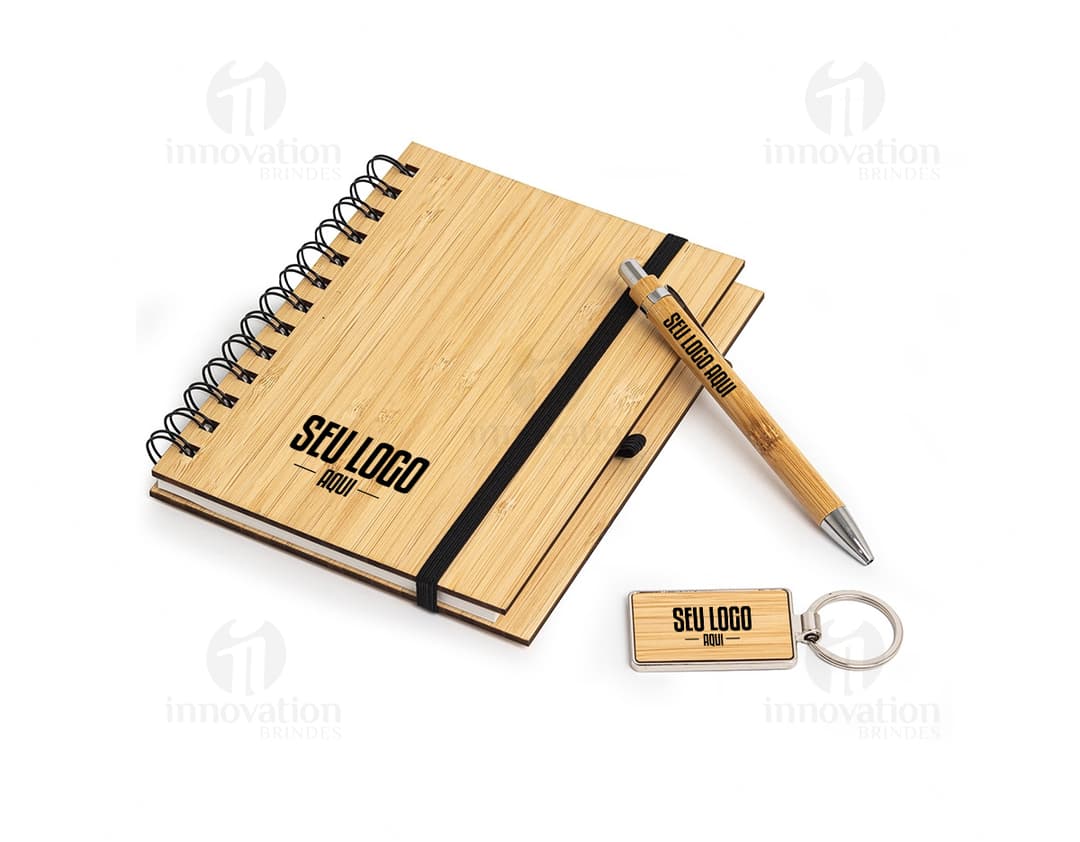 Kit Executivo Ecológico 3 Peças - Notebook, Bloco de Notas e Caneta Reciclados para Escritório e Negócios. Ideal para anotações, planejamentos e reuniões. Produto sustentável, feito com materiais reciclados. Organize sua rotina com estilo e consciência ambiental.