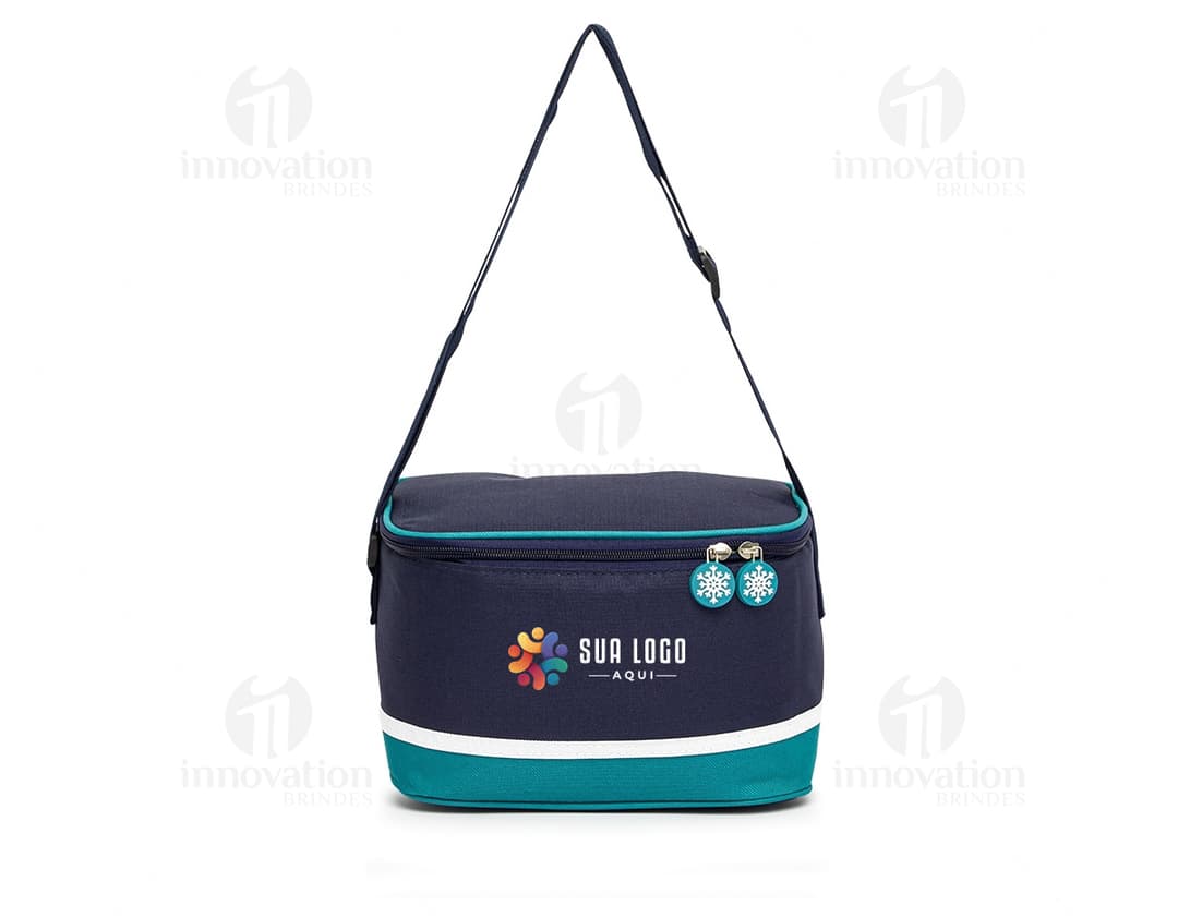 Bolsa térmica de 7 litros, feita de couro marrom com alça de metal e zíper. Possui design elegante e moderno, sendo ideal para compras e transporte de alimentos em estilo luxuoso.