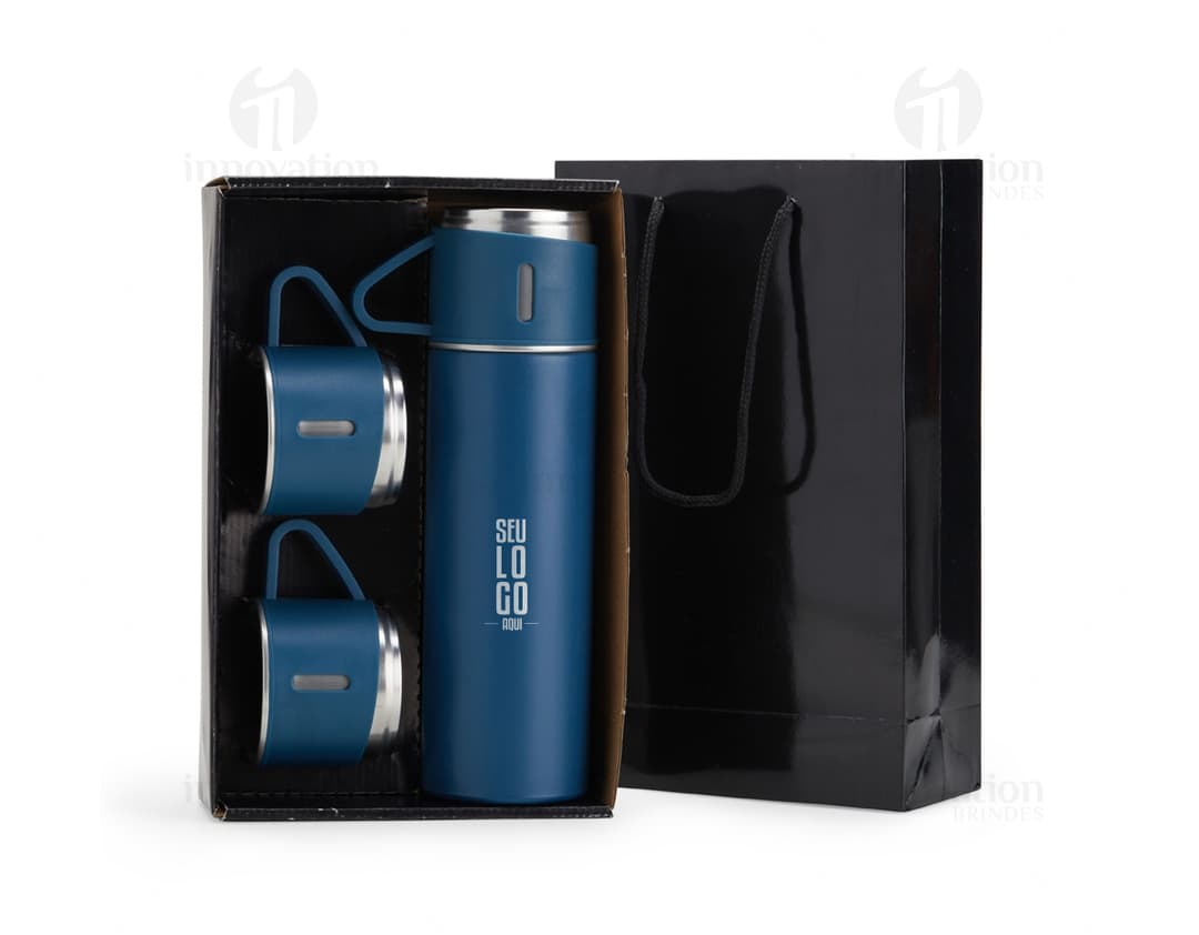 Kit garrafa térmica 450ml c/ sacola em formato 3D, moderno e prático. Garrafa térmica em metal prateado com design elegante, acompanhada de uma sacola preta para transporte. Ideal para manter a temperatura de bebidas por mais tempo, seja no escritório, em viagens ou no dia a dia.