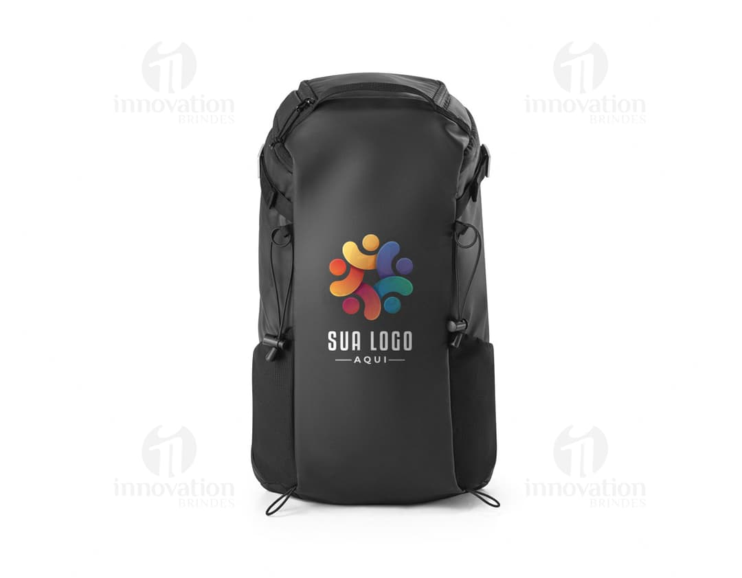 Mochila Hiking em couro preto moderna e elegante para viagens e negócios. Com alça resistente, zíper e design fashion. Perfeita para carregar seus equipamentos com estilo e praticidade. Ideal para suas aventuras e passeios.																	