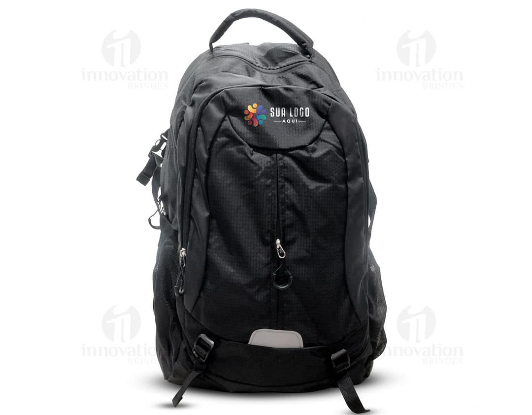 Homem usando mochila de nylon 43 litros em um estúdio. Ele está sorrindo e parece confiante, vestindo um terno preto e uma jaqueta de couro.