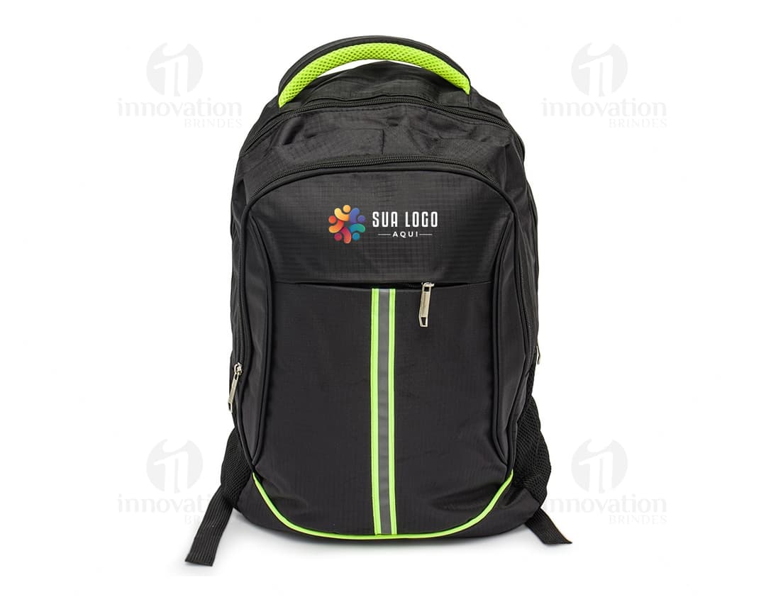 Mochila nylon de 30 litros preta e moderna para viagens e aventuras. Com fecho em zíper, alça ajustável e elegante design, ideal para negócios ou lazer. Acessório indispensável para quem busca praticidade e estilo. Garanta a sua!