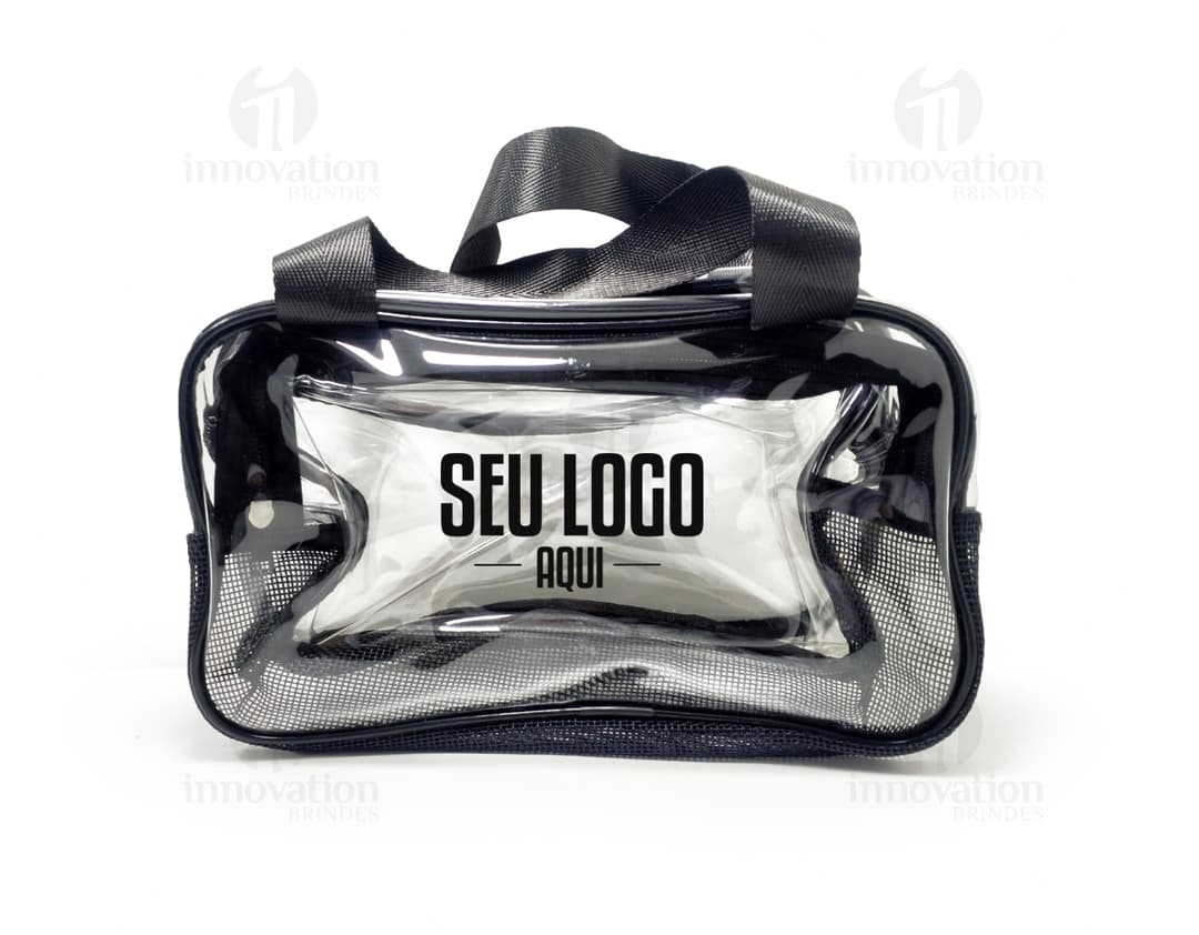 Nécessaire PVC preto, moderno e elegante, ideal para guardar acessórios e equipamentos de viagem, como itens de saúde e dinheiro. Possui alça ajustável e fecho em zíper, sendo um item prático e funcional para o dia a dia.