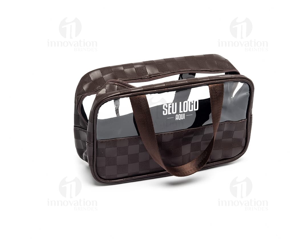 Necessaire PVC impermeável preta: acessório de viagem moderno e elegante para guardar seus objetos pessoais com estilo e proteção. Ideal para quem busca praticidade e organização em suas aventuras. Com design fashion e resistente, é o companheiro perfeito para suas jornadas.