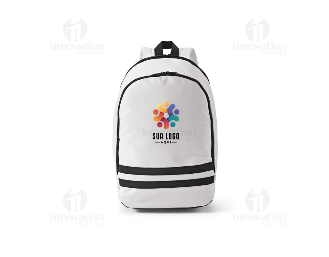 Mochila em 290T preta de couro, com alças de nylon e fecho de zíper. Ideal para viagens, esportes e uso casual. Perfeita para carregar objetos pessoais e equipamentos.