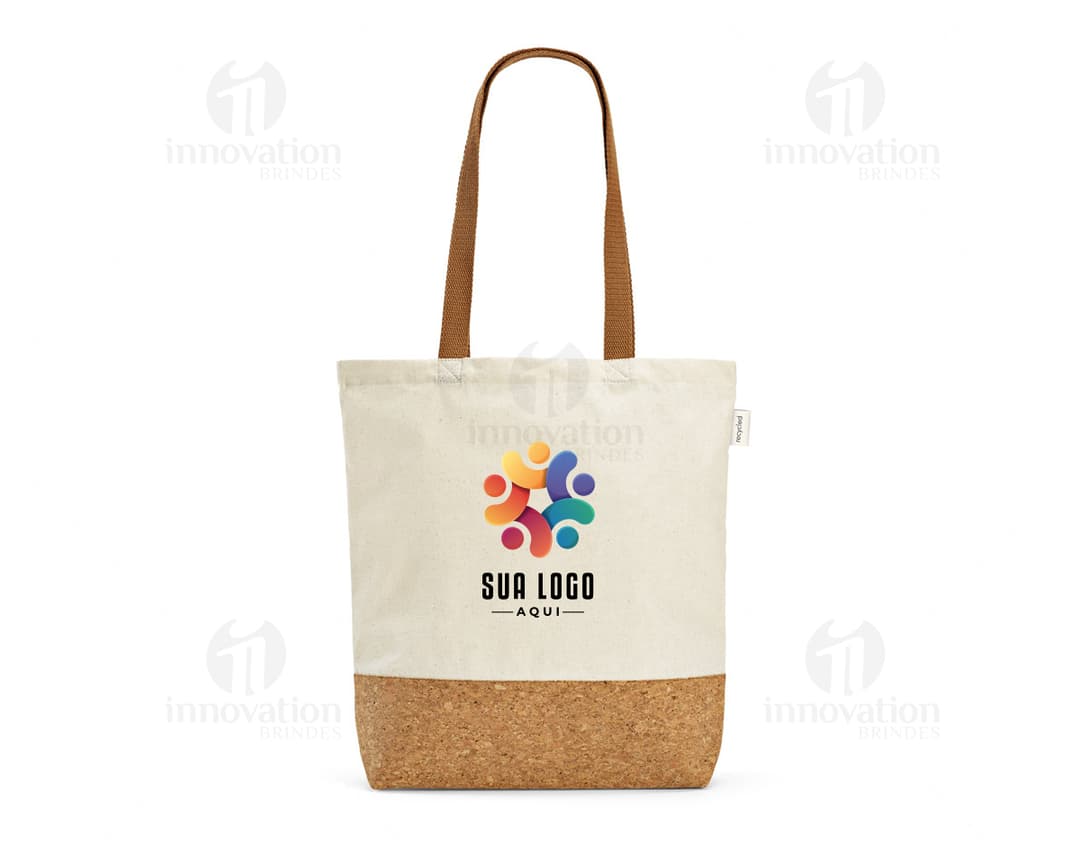 Sacola de compras feita de 70% algodão reciclado, com textura marrom de juta, vazia e sem ninguém perto. Na sacola há pão, embalado em papel, com uma etiqueta em branco presa ao cabo. A sacola está em uma loja de alimentos, decorada com uma fita amarela e um cartão de presente.