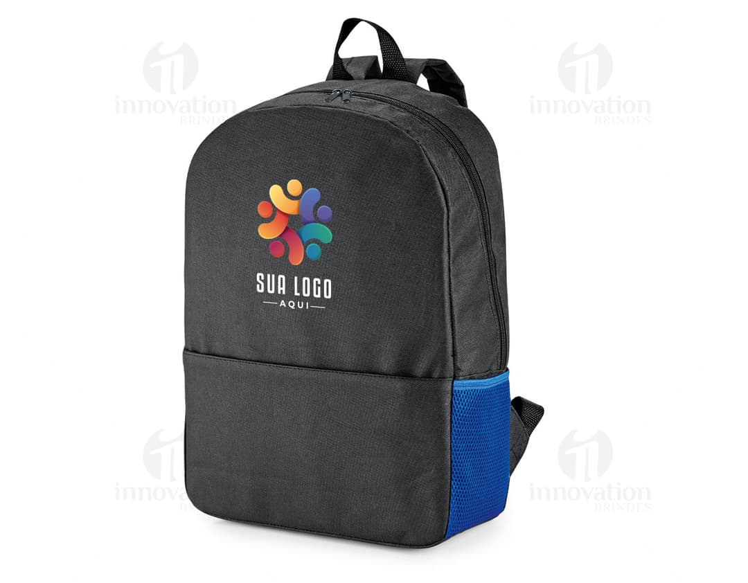 Mochila Notebook com divisória, cor preta, fecho de zíper, alças ajustáveis, bolso frontal e logo da marca aplicado.